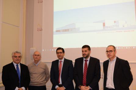 El presidente de la diputación y el vicepresidente de infraestructuras junto al jefe de arquitectura de la diputación y los arquitectos de AIA han presentado el proyecto