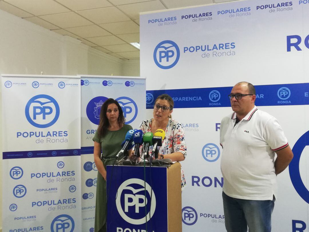 La concejal María Carmen Matínez ha asegurado en la sede del Partido Popular que las medidas propuestas son aplicables gracias al superávit municipal. 