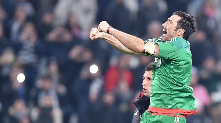 Buffon celebra la victoria de su equipo ante el Sassuolo