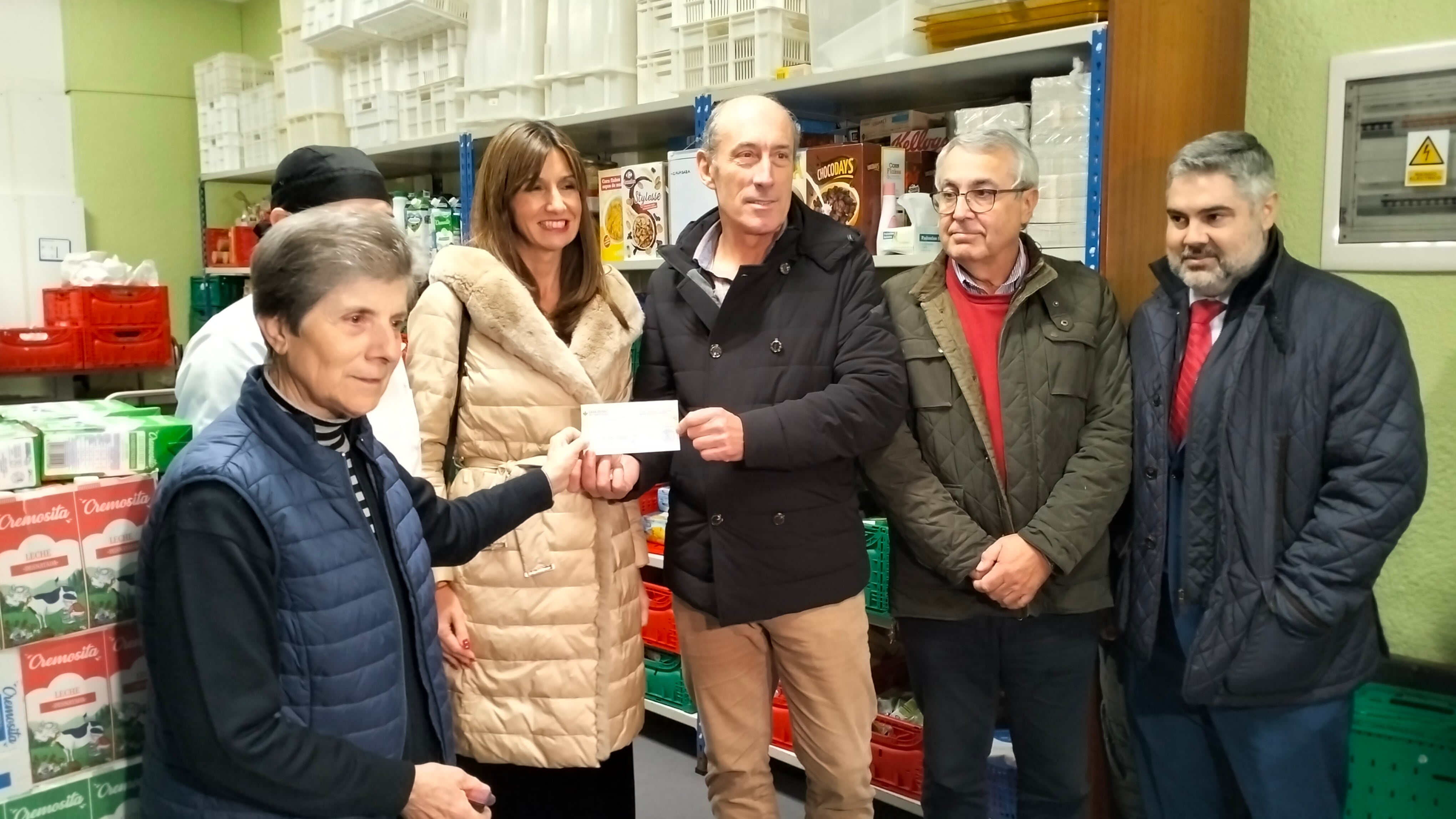 Sor Carmen Lorenzo recoge el cheque de manos del presidente de la cooperativa de los taxistas ovetenses, José Antonio Suárez, acompañados del cocinero Floren Menéndez, la concejala Leticia González, y el director del Grupo Radio Asturias, Rubén Riaño