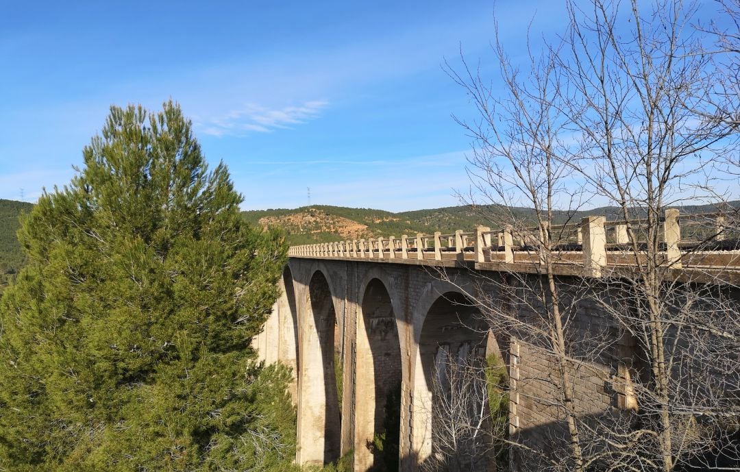 Viaducto de Torres-Quevedo de 680 metros de longitud y 23 arcos que salva el desnivel generado por el río de Narboneta junto a la estación de Enguídanos (Cuenca).