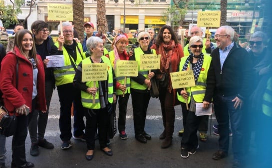 El líder de Podemos en la Comunitat Valenciana, Antonio Montiel, y la diputada de Podemos en el Congreso, Ángela Ballester, en la concentración de este sábado frente a la sede de Gas Natural Fenosa en Valencia