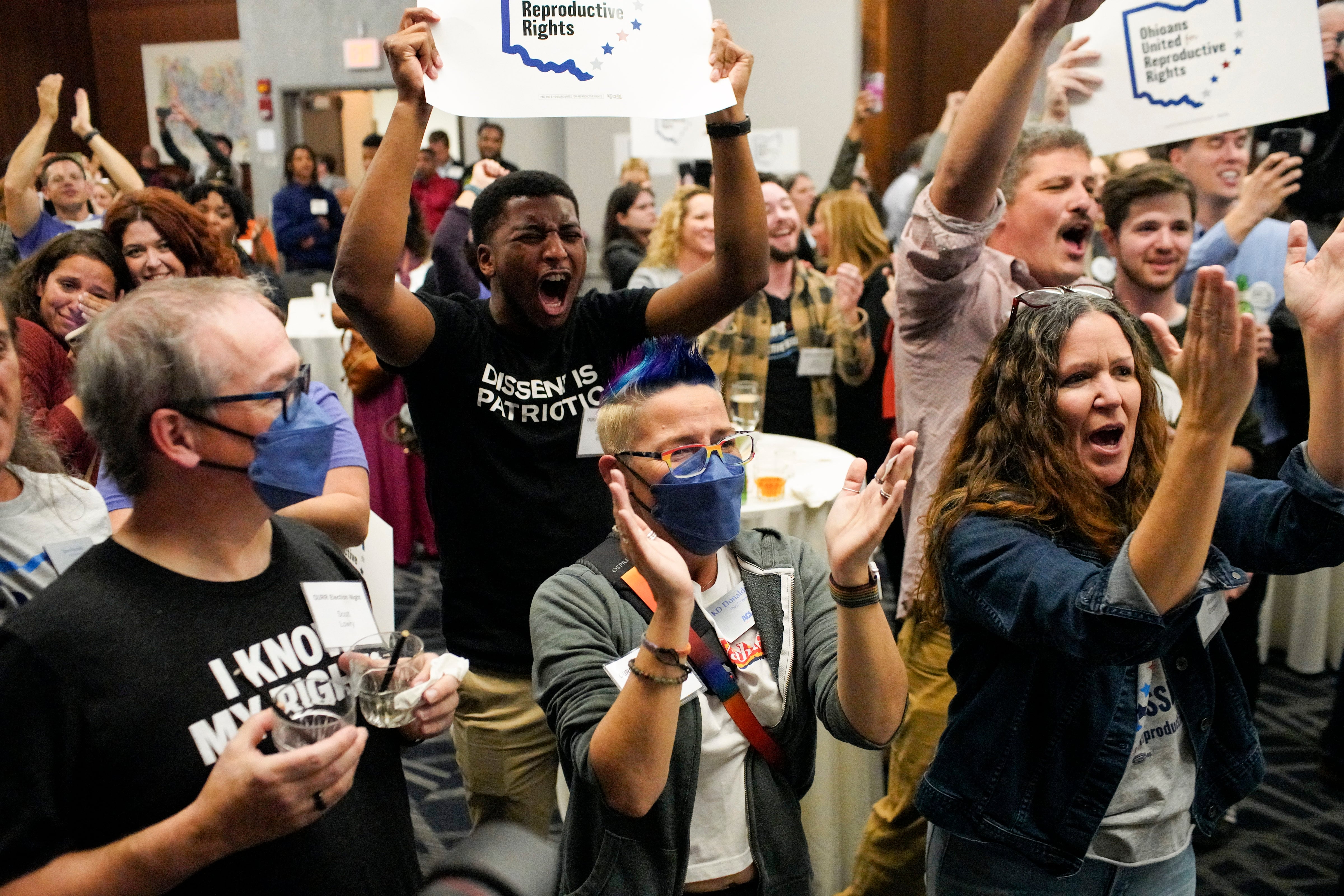 Activistas a favor del derecho al aborto celebran los resultados en Columbus, Ohio