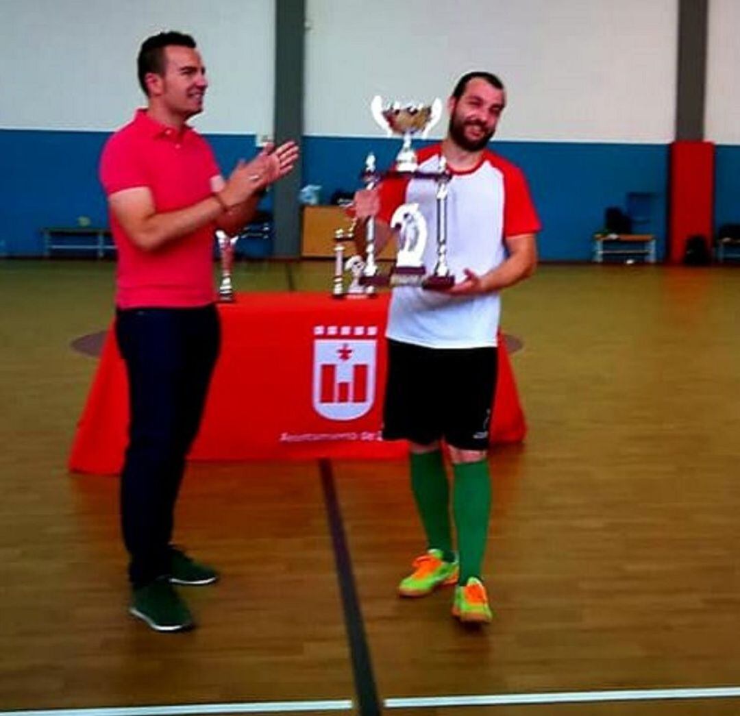 Fernando Gómez, concejal de Deportes de Elda, fue el encargado de entregar los trofeos