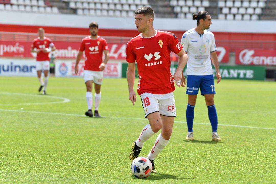 Alberto Toril controla un balón en el encuentro ante el Tamaraceite