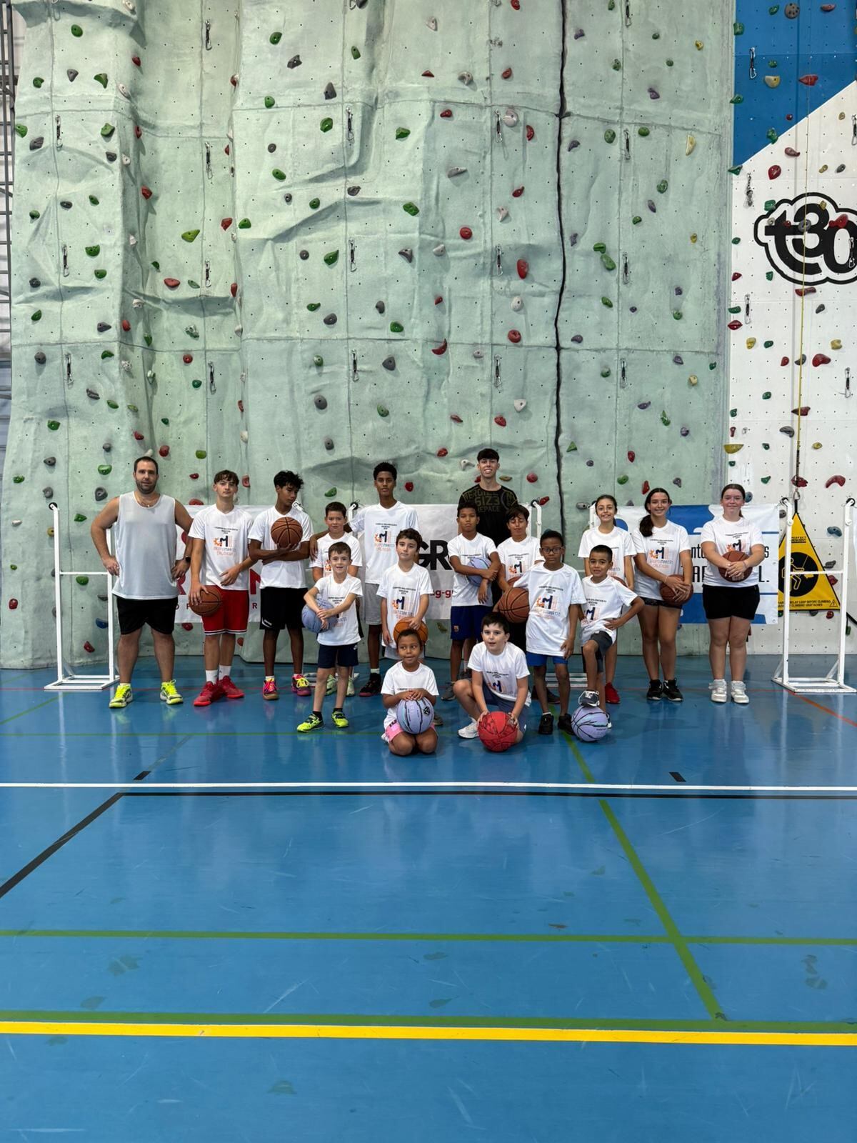Imagen de algunos participantes en la campus de baloncesto de Binéfar