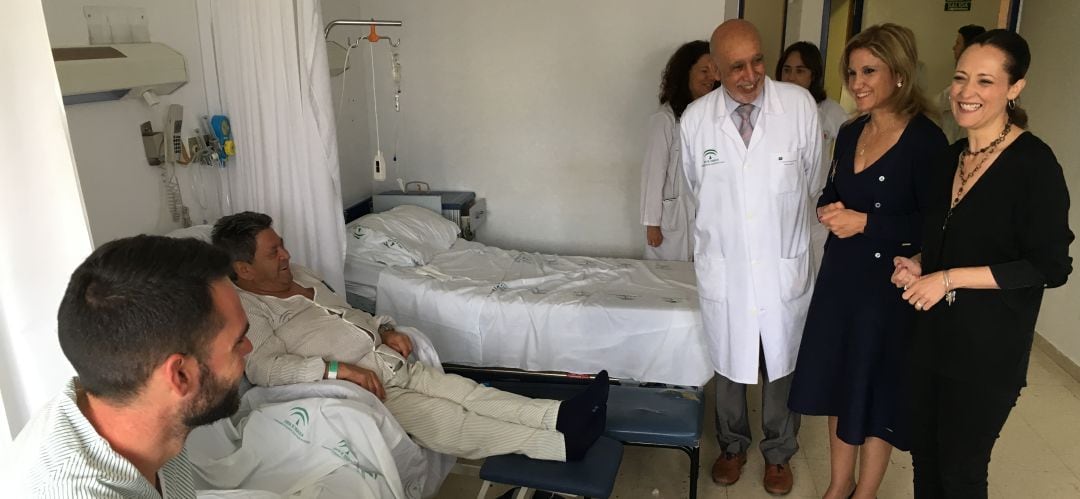 Las delegadas del Gobierno y Salud, Maribel Lozano y Trinidad Rus, visitan una habitación del Hospital junto al gerente del centro, Osamah El-Rubaidi Abdullah.
