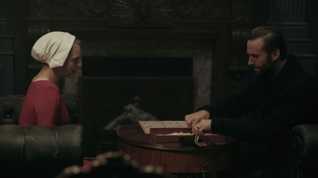 Elisabeth Moss y Joseph Fiennes, en &#039;El cuento de la criada&#039;