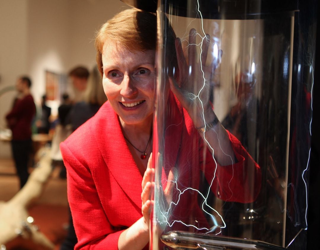 Helen Sharman asiste a la inauguración de la nueva galería interactiva del Museo de Ciencias &#039;Wonderlab&#039; en 2016