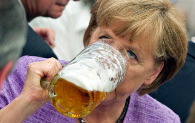 La canciller alemana, Ángela Merkel, bebiendo cerveza en Abensberg (FOTO ARCHIVO)