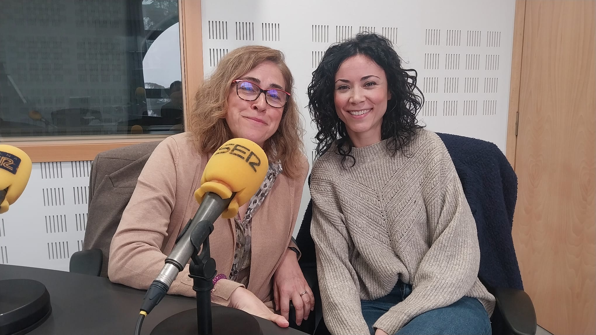 Esther Chica (i), hematóloga y responsable médico, y Amaia Herrero, supervisora del banco de sangre del Hospital Universitario de Getafe.