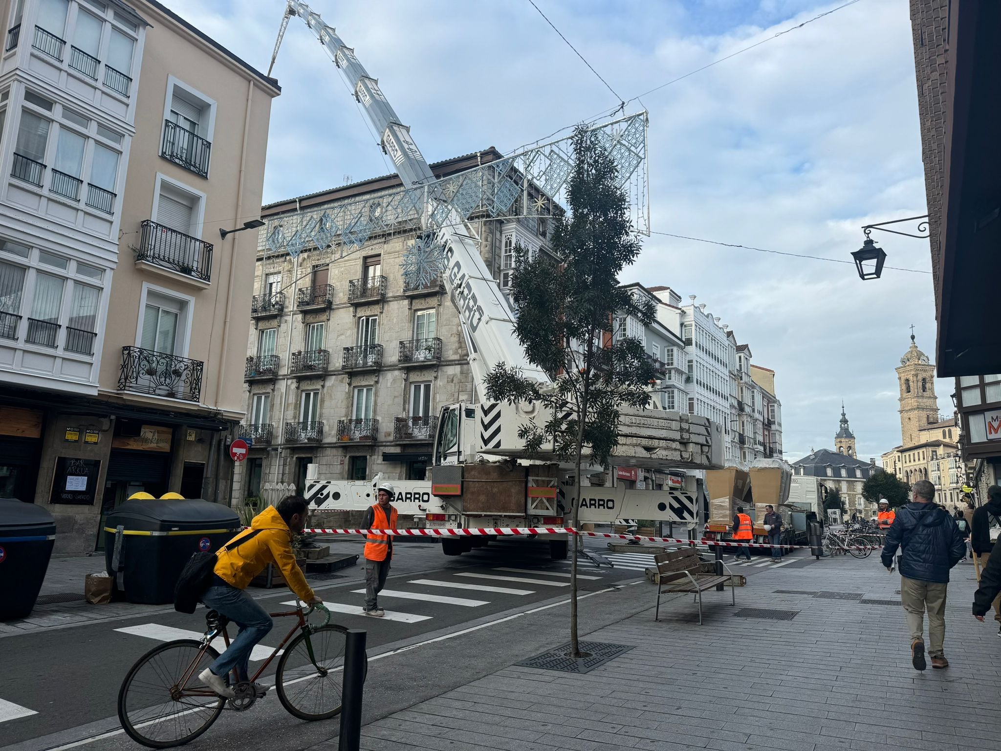 La espectacular grúa ha obligado a cortar Portal del Rey