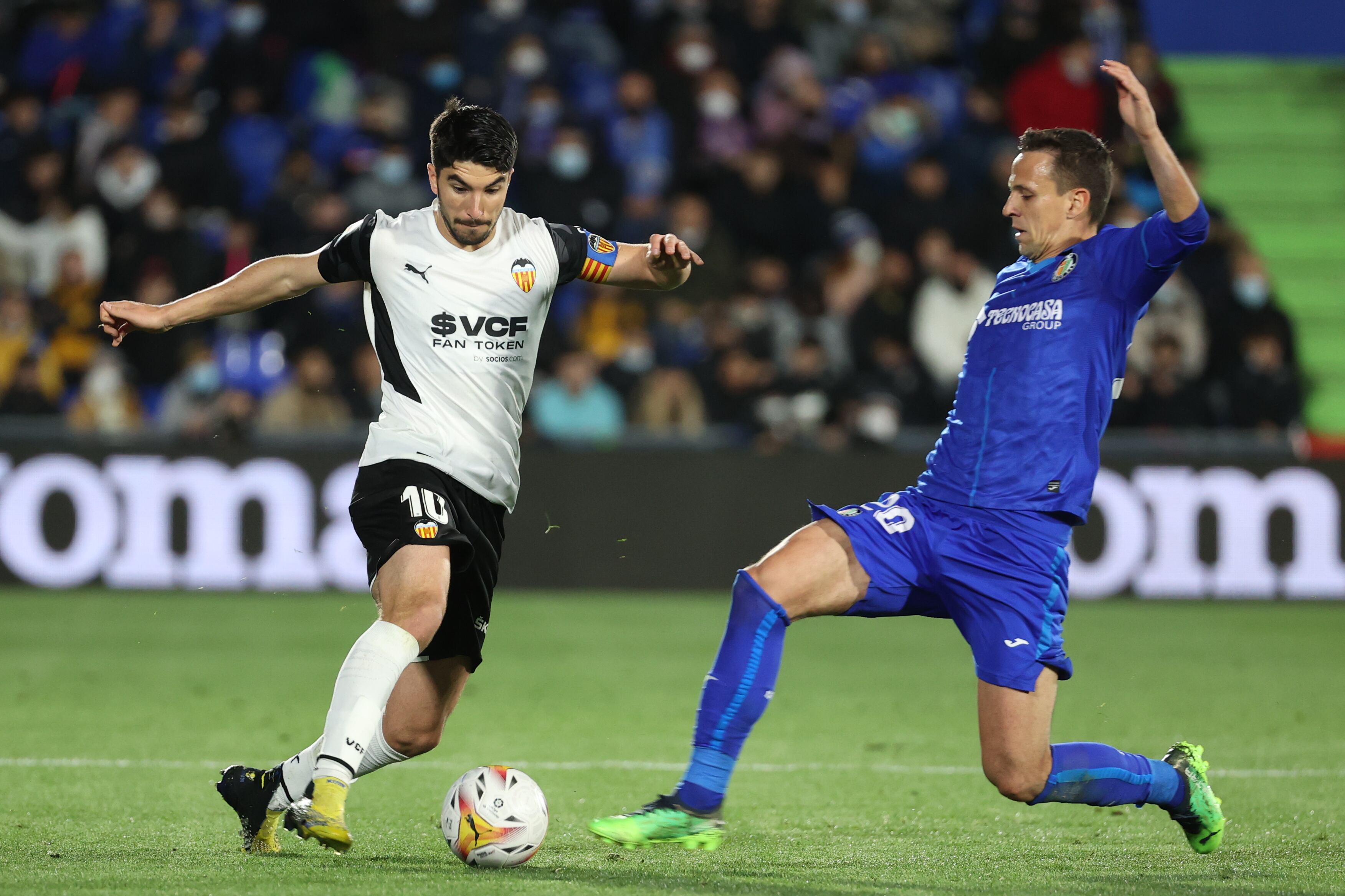 GETAFE (MADRID), 12/03/2022.- El centrocampista del Getafe CF Nemanja Maksimovic (d) lucha con Carlos Soler, del Valencia CF, durante el encuentro correspondiente a la jornada 28 de LaLiga Santander disputado este sábado entre el Getafe CF y el Valencia CF en el Coliseum Alfonso Pérez, en Getafe (Madrid).