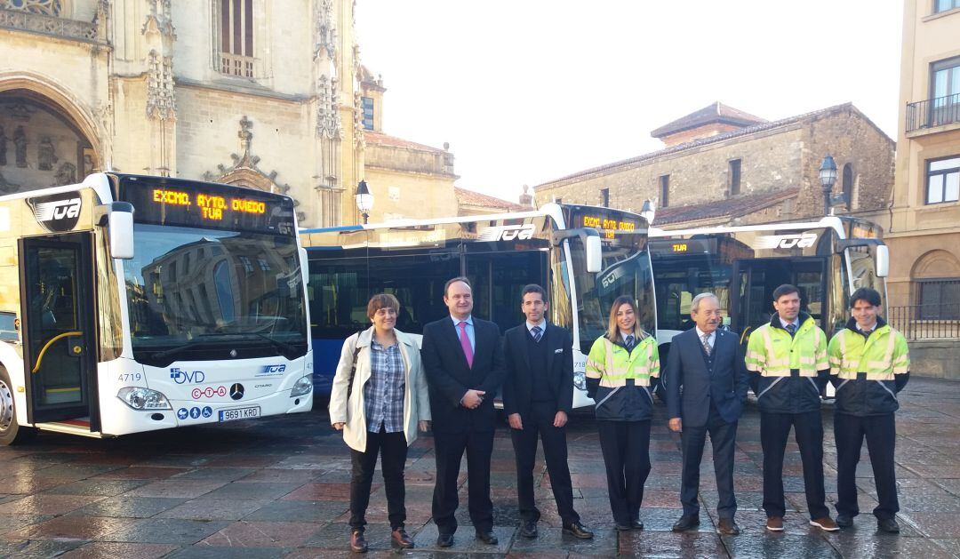 Presentación de los tres nuevos autobuses articulados de TUA, de los cuales dos han sufrido actos vandálicos este jueves, con resultado de varias lunas rotas. En la fotografía varios conductores acompañan al alcalde de Oviedo, Wenceslao López (tercero por