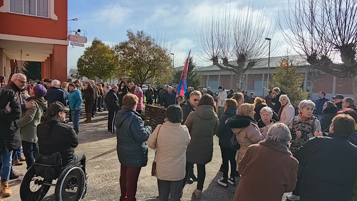 200 vecinos de Fuentesnuevas protestan por los baches: ‘De aquí sale un millón de euros de IBI’