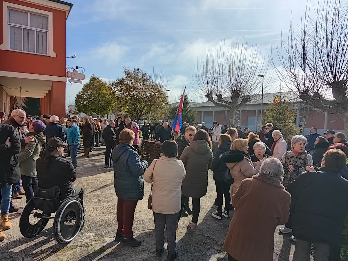 200 vecinos de Fuentesnuevas protestan por los baches: ‘De aquí sale un millón de euros de IBI’