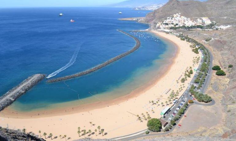 Vista de la playa de Las Teresitas con el centenar de embarcaciones fondeadas. 