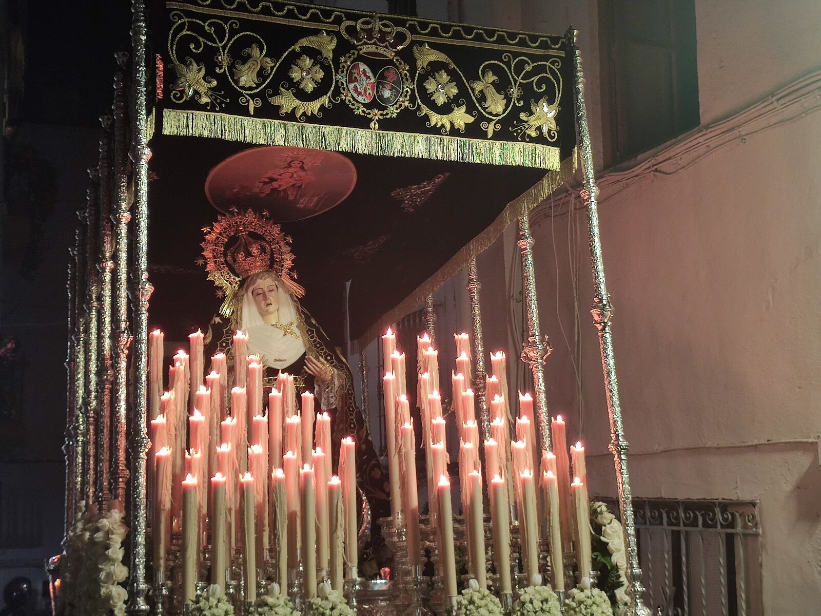 Nuestra Señora de los Dolores de la Congregación del Santo Sepulcro de Jaén durante su paso por el casco antiguo