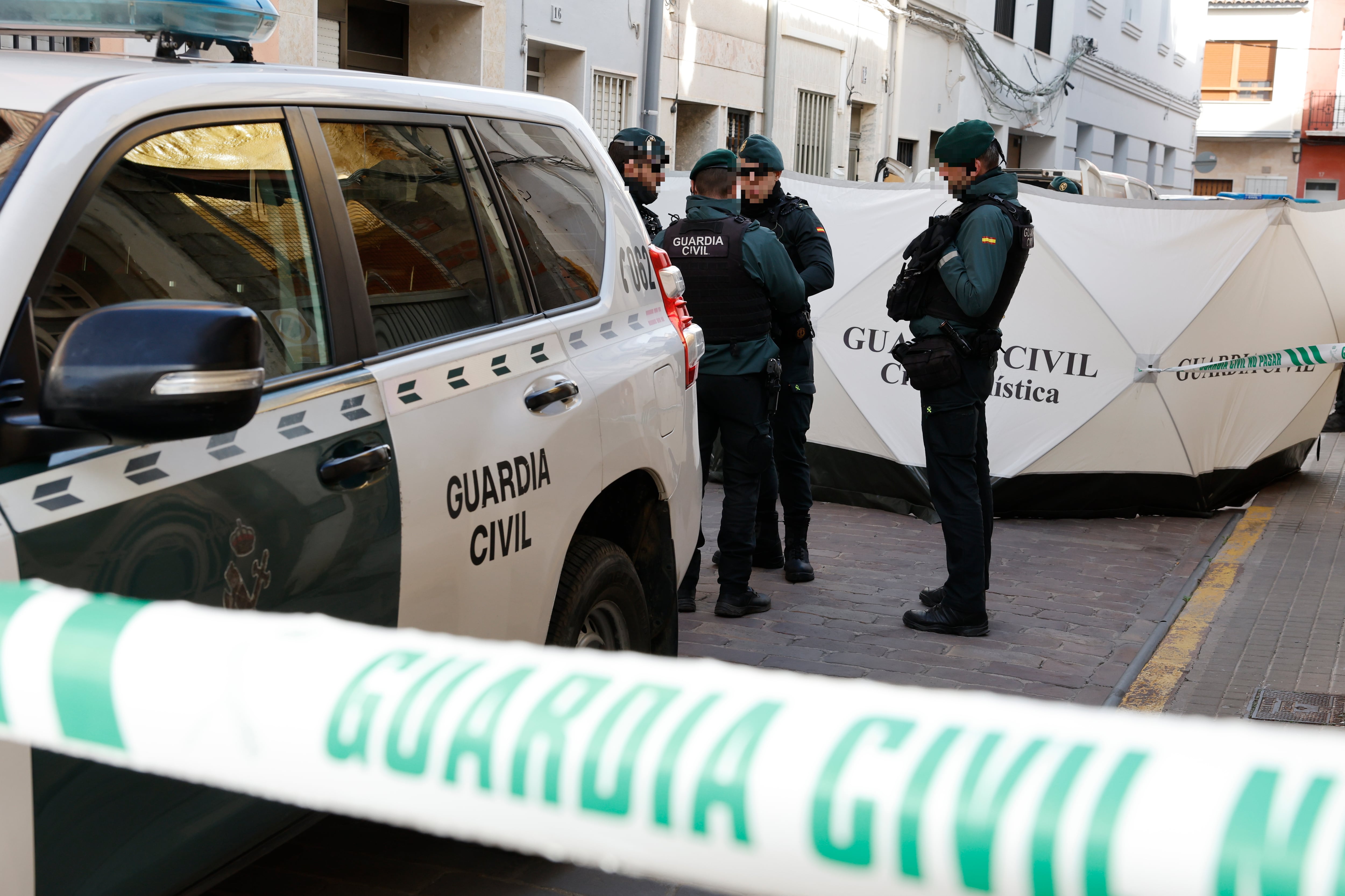 La Guardia Civil se persona este domingo en el lugar donde se ha cometido un asesinato de un menor de 13 años cometido ayer sábado por la tarde en la localidad valenciana de Sueca.
