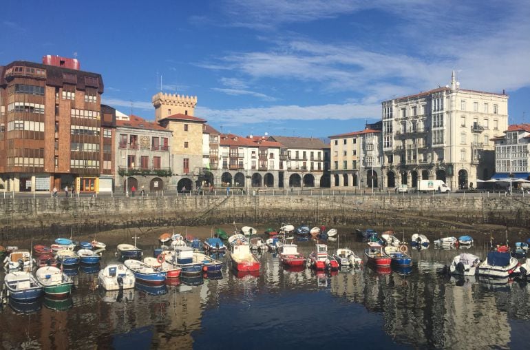 Dársena y Plaza del Ayuntamiento de Castro Urdiales.