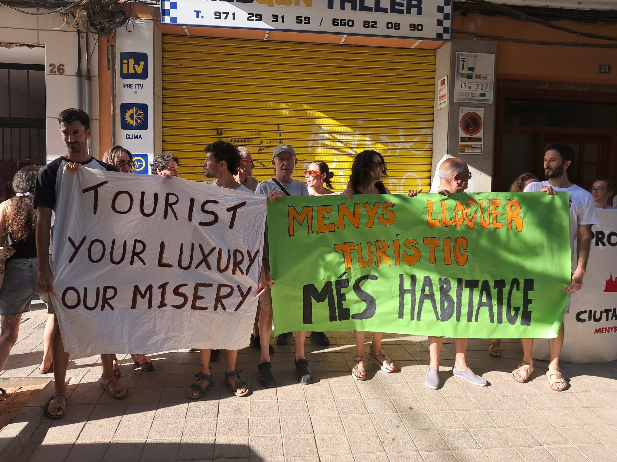 Imagen de la protesta frente al edificio acusado de practicar alquiler turístico ilegal