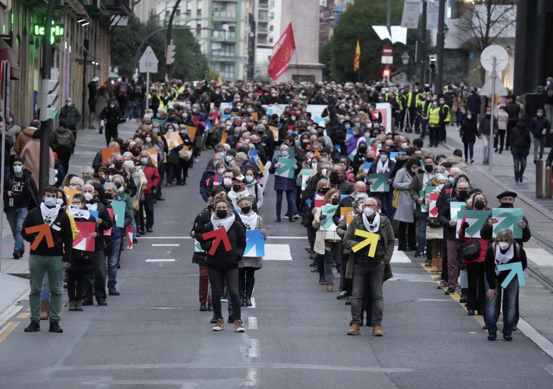 Varias personas en la concentración convocada por Sare a  favor de los presos de ETA