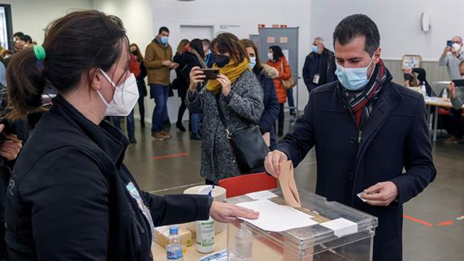 Luis Tudanca vota en Burgos este domingo