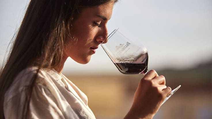 Sandro González, responsable de comunicación de Bodegas Monteabellón, repasa en el Foro Impulsa de Radio Peñafiel las propuestas solidarias que están llevando a cabo