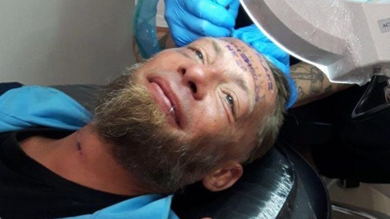 Ingleses de despedida de soltero pagan a un indigente por tatuarse la frente