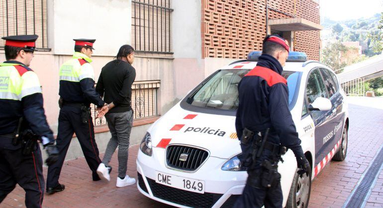 Els Mossos d'Esquadra s'enduen un home detingut després de registrar el seu domicili al barri de Ciutat Meridiana, a Barcelona, en el marc d'una operació contra el tràfic de drogues