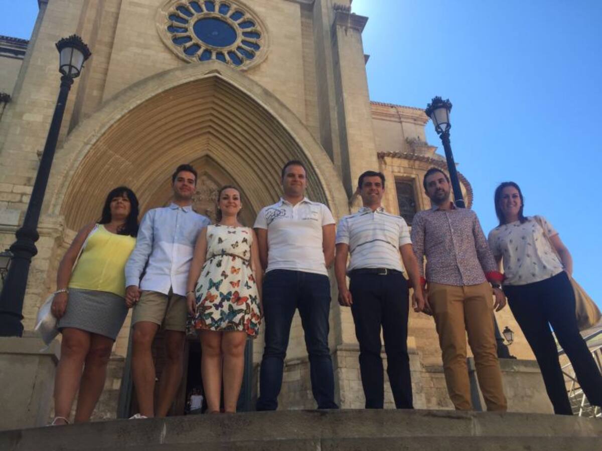 Un matrimonio, una pareja de amigos y una madre y su hijo