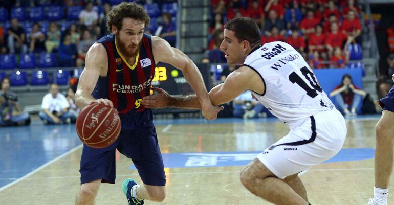 GRA499. BARCELONA, 09/05/2015.- El base italiano del FC Barcelona Marcelinho Huertas, (i) controla el balón ante el base del Dominion Bilbao Basket, Joaquín Colom, durante el partido correspondiente a la jornada 32 de la liga ACB disputado hoy en el Palau Blaugrana de Barcelona. EFE/Toni Albir