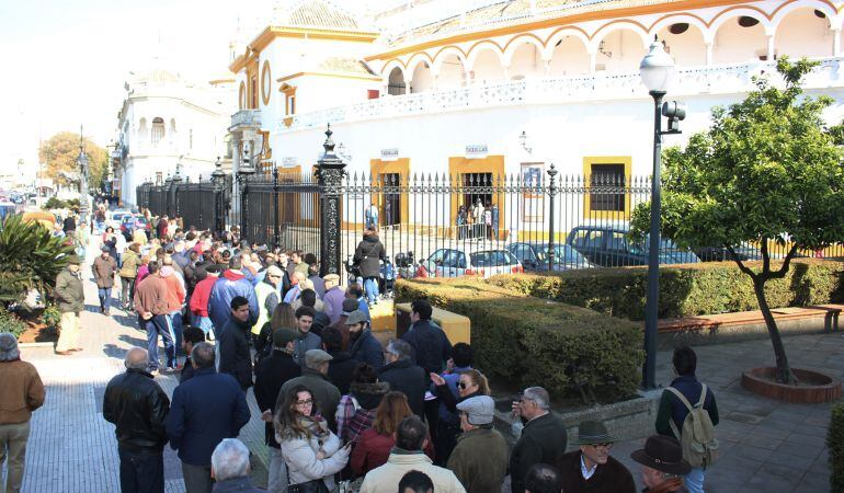 Imagen de archivo de largas colas a las puertas de las taquillas de la Real Maestranza de Caballería de Sevilla