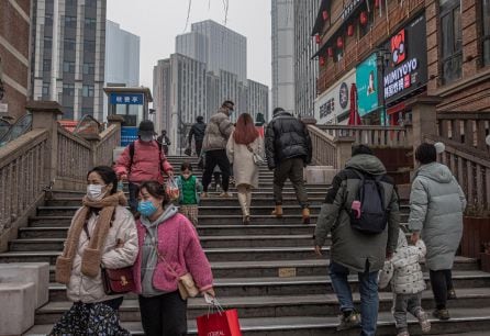 Varias personas caminan por el centro de Wuhan (China), un año después de la pandemia. Pincha en la imagen para acceder a la foto galería.