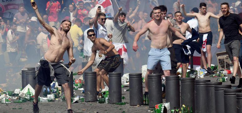 Hooligans ingleses participan en los disturbios de Marsella.