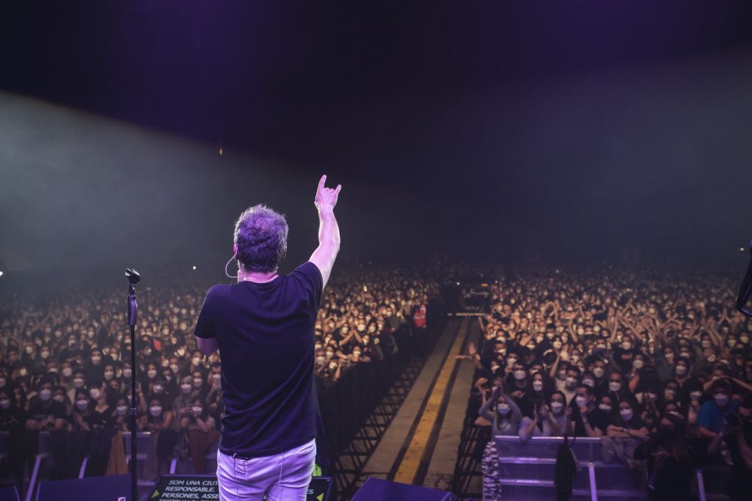 Santi Balmes, del grupo &#039;Love of Lesbian&#039; se dirige a los 5.000 participantes del concierto celebrado en Barcelona como prueba piloto experimental de los eventos musicales en pandemia