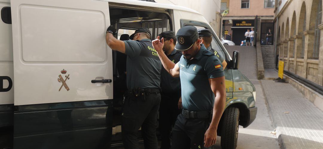 Agentes de la Guardia Civil en un furgón