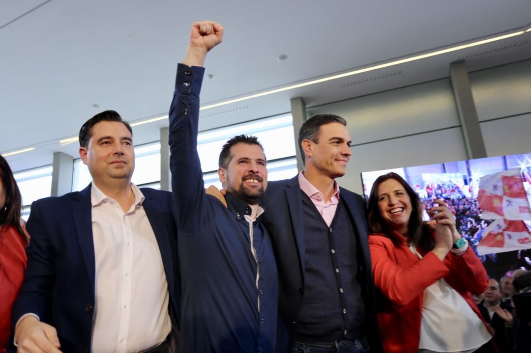 El presidente del Gobierno y secretario general del PSOE, Pedro Sánchez, interviene en el acto de presentación de la candidatura de Luis Tudanca a la Presidencia de la Junta de Castilla y León, en el que también participa el candidato a la Alcaldía de Burgos, Daniel de la Rosa, y la secretaria general del PSOE de Burgos, Esther Peña 	 
 