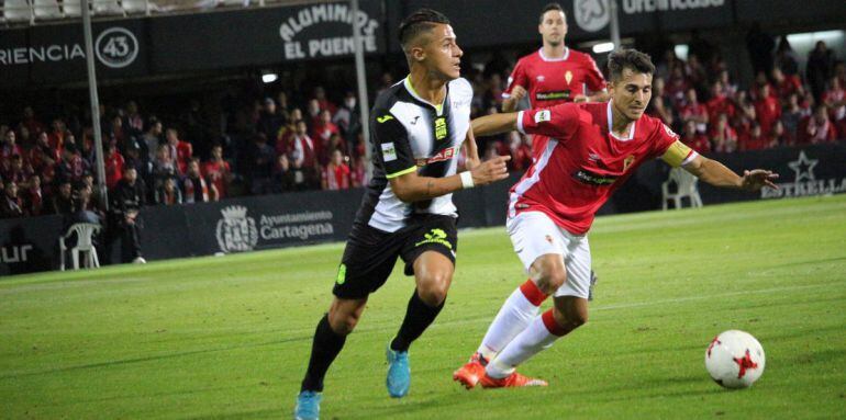Hugo Rodríguez, en una acción de juego con el Cartagena, refuerza a la Cultural