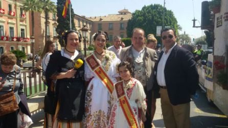 (De izq. a dcha.) Maica Sánchez, Paula Gómez (Reina de la Huerta 2017), Ana María Gálvez (Reina de la Huerta infantil 2017), Juan Pablo Hernández (Pte. Fed. Peñas Huertanas) y Domingo Camacho (Dtor. Cadena SER Región de Murcia)