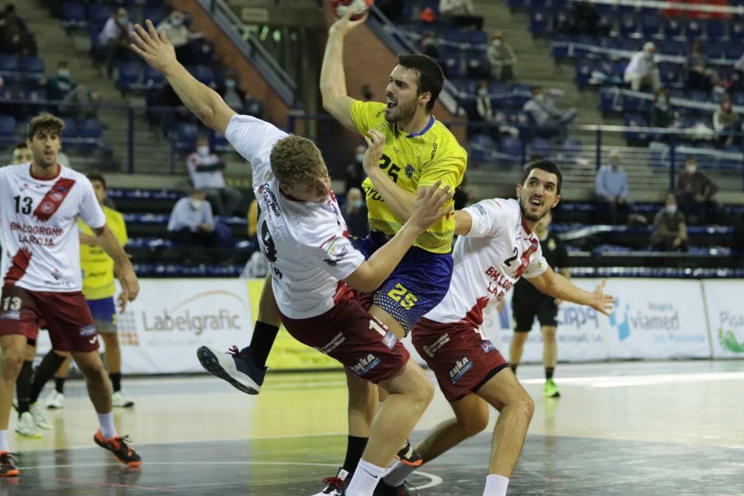 Azkue en un partido esta temporada contra Balonmano Logroño