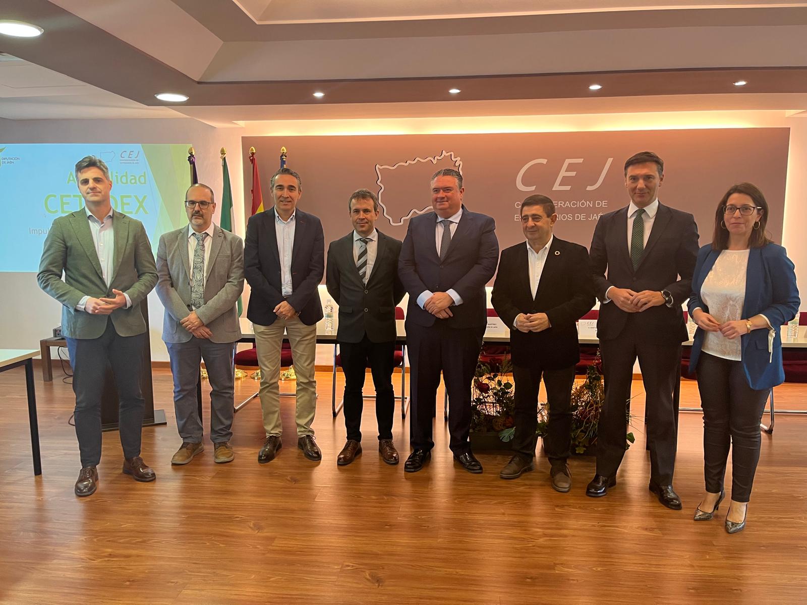 Empresarios y autoridades asistentes a la reunión que ha tenido lugar en la sede de la CEJ.