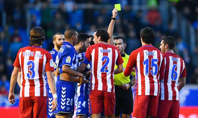 Los jugadores de Alavés y Atlético protestan una acción arbitral