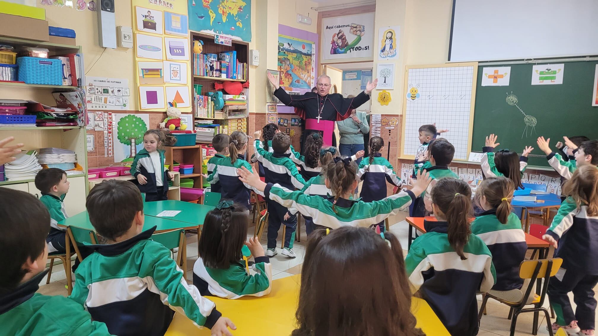 Visita del Obispo de Jaén al colegio Inmaculada Concepción de Linares.