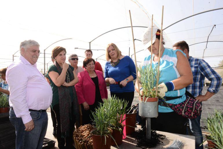 Visita de la delegada del Gobierno de la Junta en Granada, Sandra García, y la alcaldesa de Motril(Granada), Flor Almón, al centro especial de empleo de Aprosmo. Archivo.