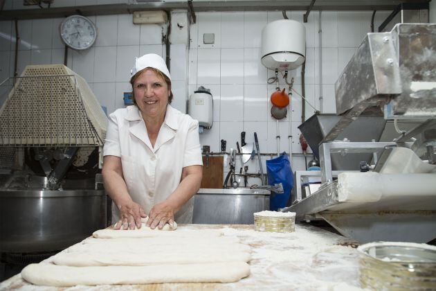 Una panadera amasa una barra de pan en una imagen de archivo.