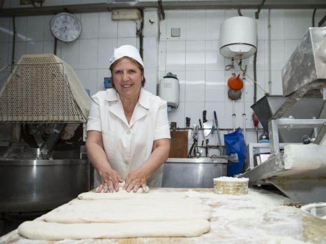 Una panadera amasa una barra de pan en una imagen de archivo.
