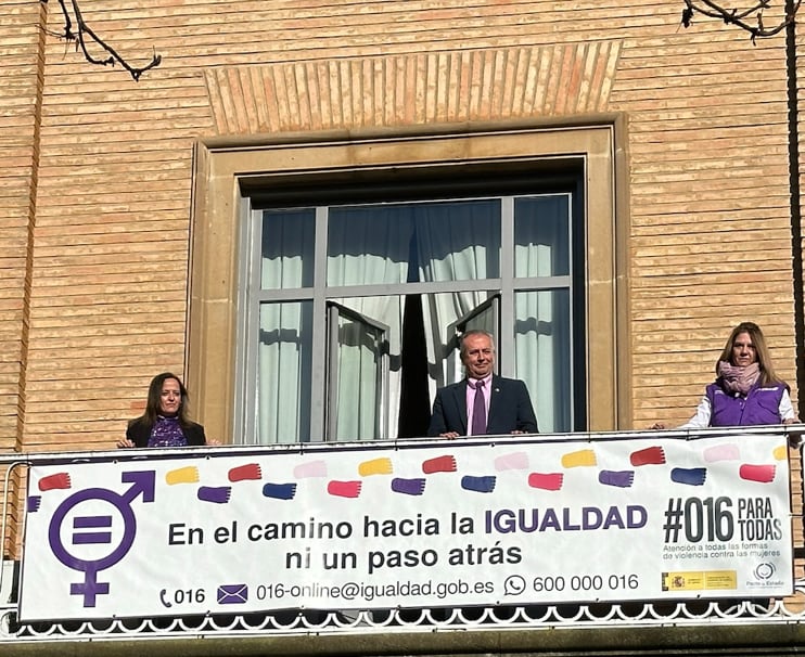 La Subdelegación del Gobierno en Huesca y FADEMUR cuelgan una pancarta con motivo del 8M