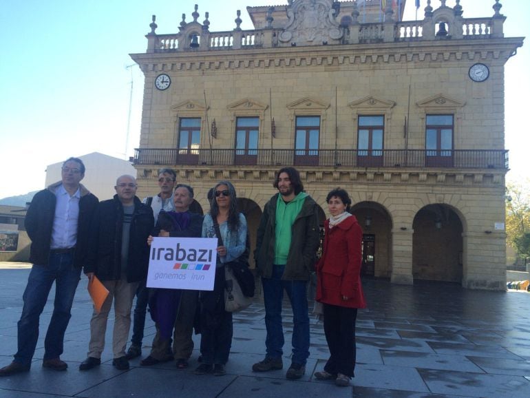 Presentación de la candidatura de Irabazi Ganemos Irun frente al consistorio de este municipio