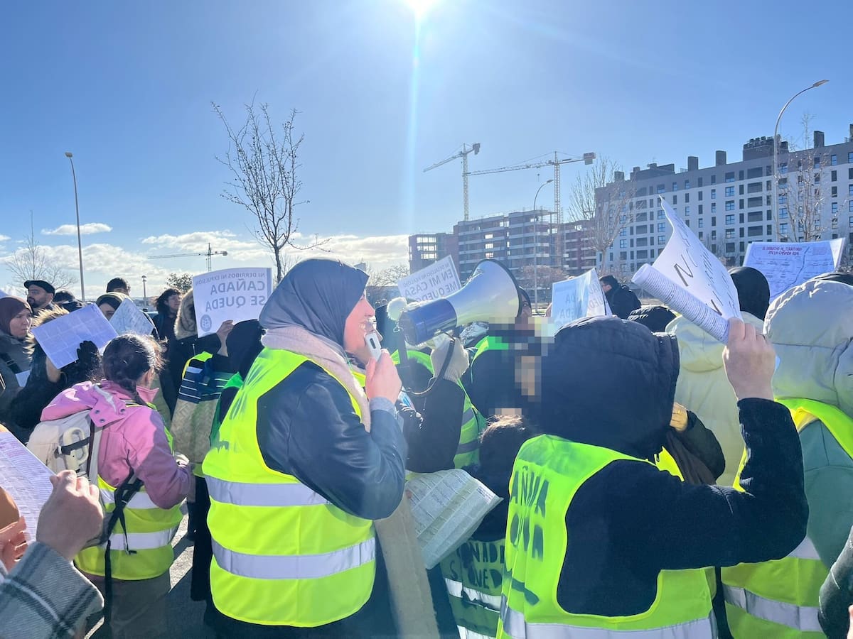 "Nos están mandando cartas para asustarnos, pero no nos vamos a ir": Los vecinos de La Cañada Real de Madrid, ante los avisos de desalojo